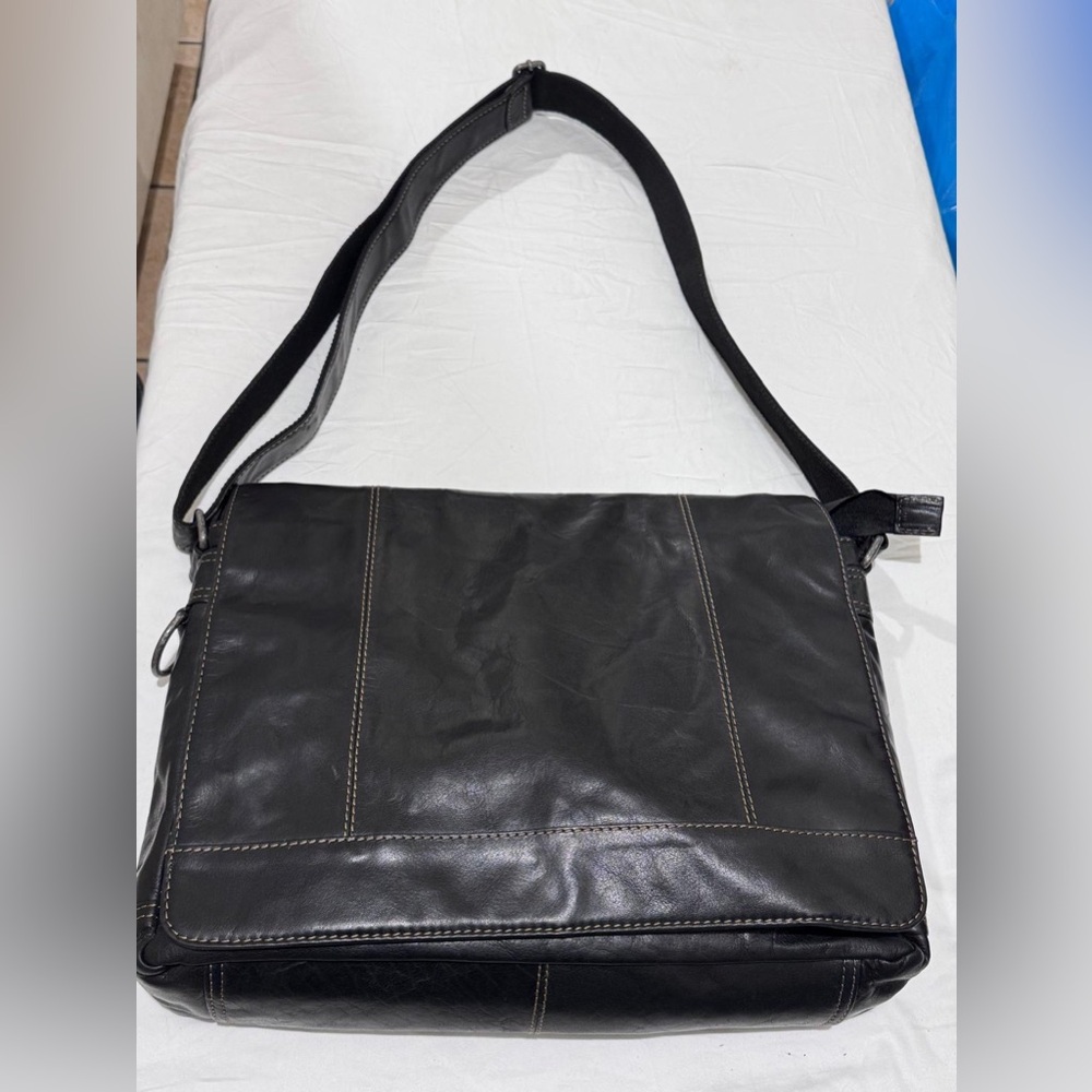 JACK GEORGES Sleek Black Leather Messenger Bag